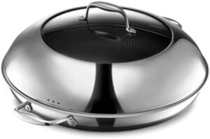 HexClad Hybrid Nonstick 35 cm Frying Pan with Steel Lid, ideal for all cooktops, dishwasher safe, and oven safe.